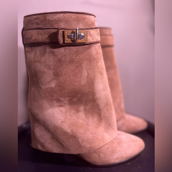 Pre-loved and lightly used these beautiful boots are in excellent condition.